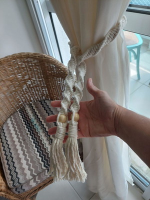 Prendedor de cortina em macrame
