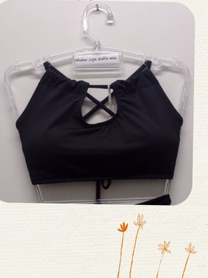 Cropped com detalhe frontal