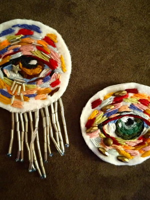 Broches de olho bordados