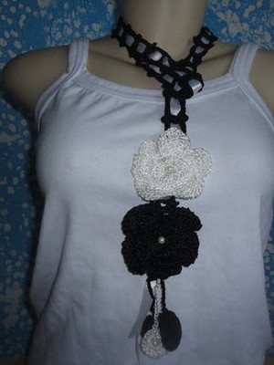 Colar com  duas flores