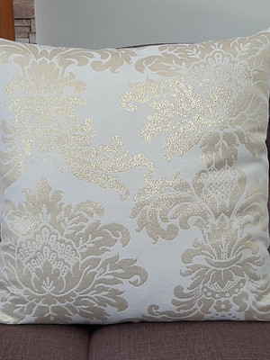 Almofada jacquard luxo medalhão off com dourado