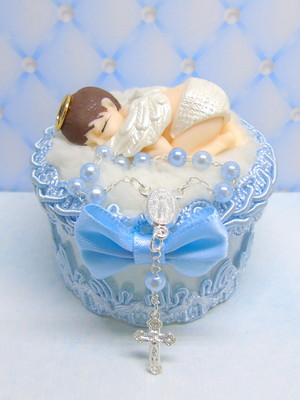 Lembrancinha batizado menino anjo com mini terço