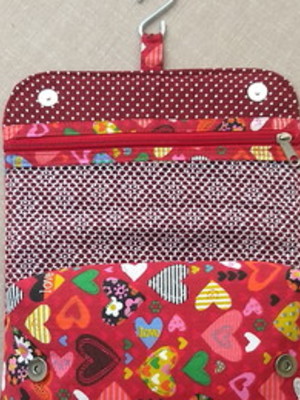 Necessaire organizador de viagem vermelho corações coloridos