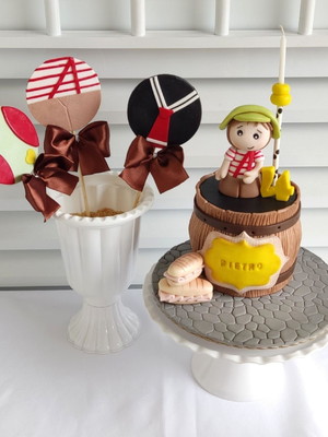 Bolo kit mês versario chaves!