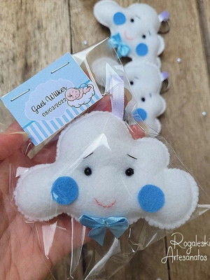 Kit com 15 chaveiros em feltro de nuvem menino