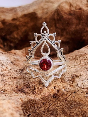 Anel detalhes arabesco com pedra rubi prata 925