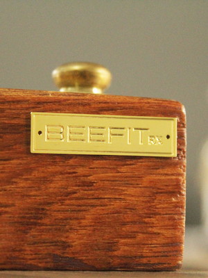Placa de identificação metálica com logo (3x0,8cm) - 50un.