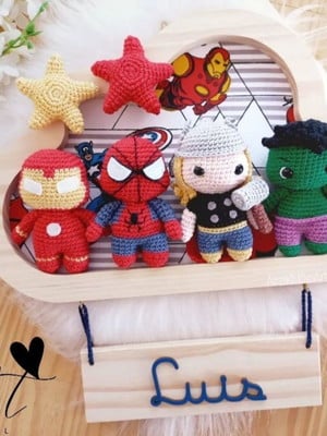 Enfeite porta maternidade vingadores em amigurumi