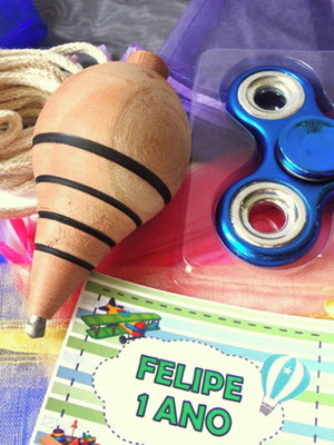 10 kits pião retrô+spinner em organza e tag personalizada