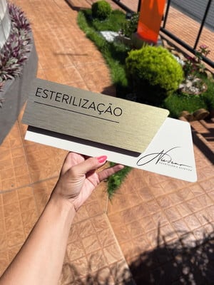Placa de identificação de sala - modelo onix acrílico