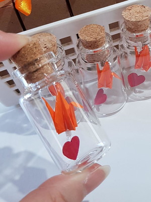 30 lembrancinha ave tsuru origami na garrafinha com coração