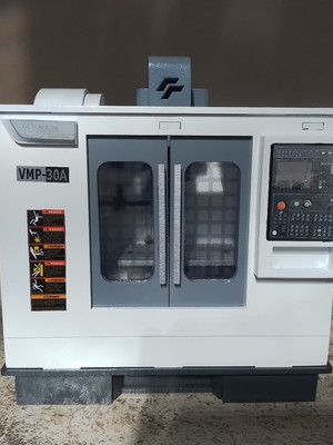 Miniatura de centro de usinagem em mdf