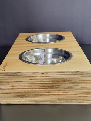 Comedouro de madeira para cães e gatos.