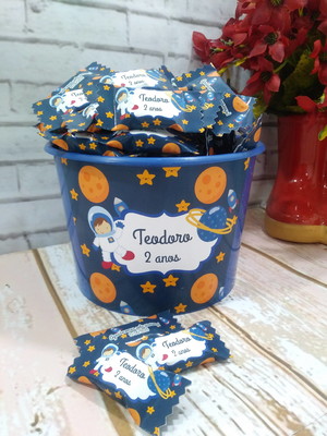 Balde com 100 balas personalizadas astronauta