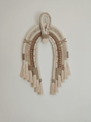 Cocar têxtil, com técnicas de macramé e texteis. adorno deco