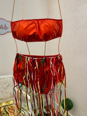 Top cropped + hot pant metalizado + saia tirinhas