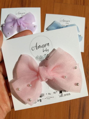 Laço em tule rosa com pérolas