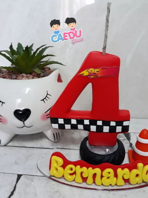 Vela personalizada de biscuit no tema carros