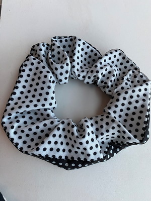 Maxi scrunchie dupla face bolinhas pretas e bolinhas brancas