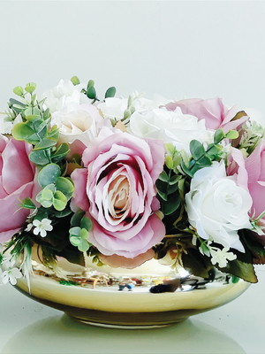 Arranjo de flores artificial misto rosas lilás vaso dourado