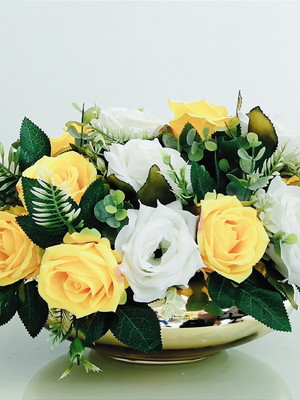 Arranjo de flores artificial rosas mistas vaso dourado