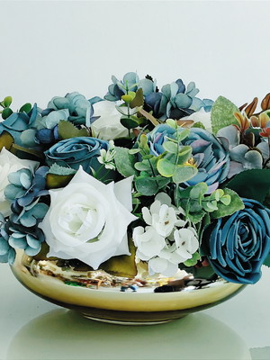 Arranjo de flores artificial rosas azul vaso dourado