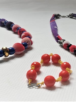 Kit dois colares coloridos com pulseiras
