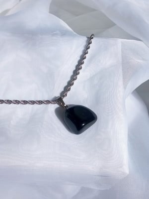 Colar de aço e pingente de obsidiana