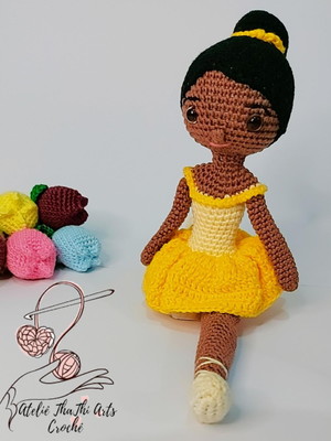 Bailarina negra amigurumi crochê vestido amarelo