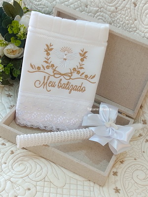 Caixa com toalha de batizado bordada e vela personalizada
