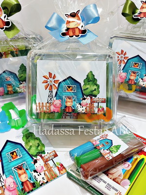 Maleta com kit para colorir tema fazendinha