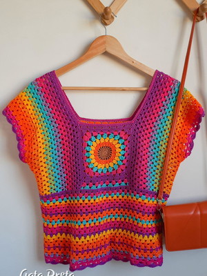 Blusa de crochê colorida
