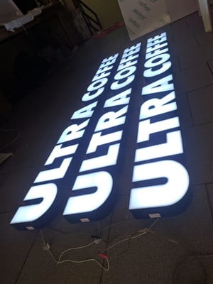 Letreiro em acrílico com leds.