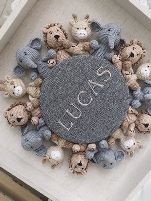 Quadro porta maternidade amigurumis safari