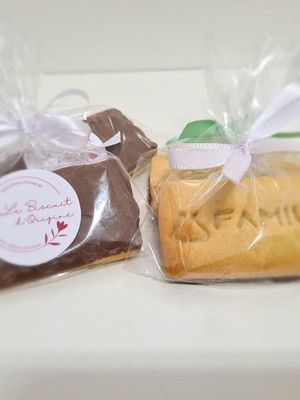 100 biscoitos amanteigados com logomarca 4cm com chocolate