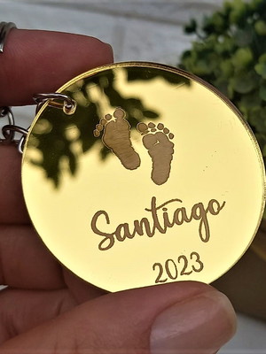 Chaveiro infantil nascimento em acrílico espelhado dourado