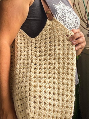 Bolsa de crochê com alça de couro