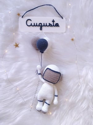 Porta maternidade plaquinha astronauta amigurumi