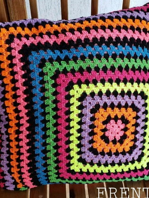 Capa de almofada dupla face em crochê multicolorida