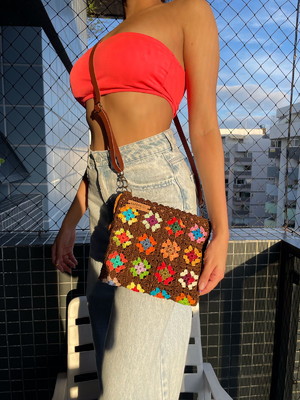 Bolsa transversal square da vovó marron.