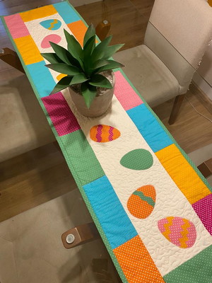 Trilho de mesa páscoa em patchwork