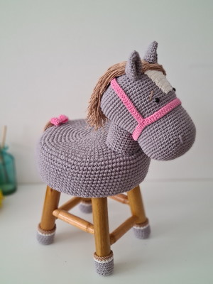 Banqueta com capa de crochê de cavalo