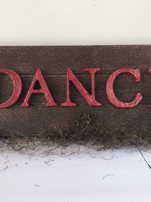 Placa decorativa em madeira envelhecida com a palavra dance