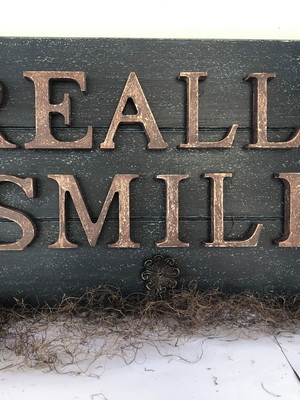 Placa decorativa em madeira envelhecida com really smile