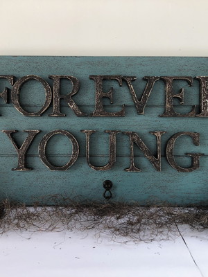 Placa decorativa em madeira envelhecida com forever young