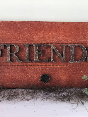 Placa decorativa em madeira envelhecida escrito friends