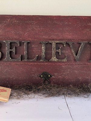 Placa decorativa em madeira envelhecida escrito believe