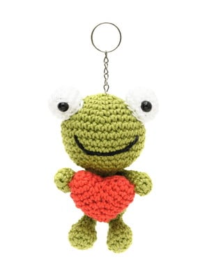 Sapinho com coração em amigurumi