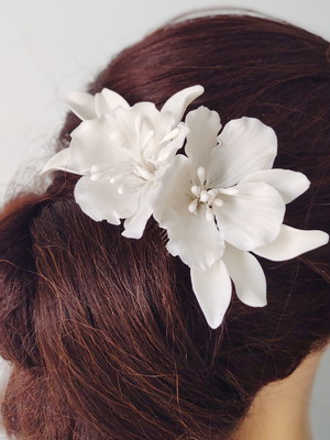 A008 – pente com flores porcelana fria