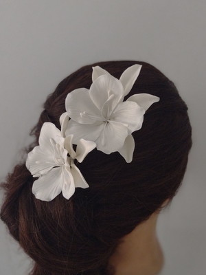 G007 – grampo com 2 flores porcelana fria